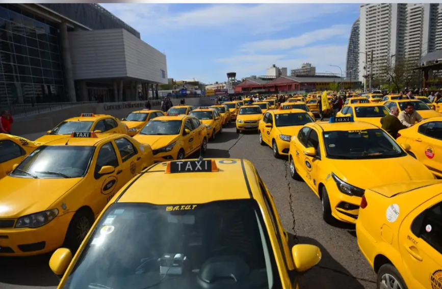 El sector mantiene su postura corporativa contra la desregulación y la libre competencia que proponen las plataformas digitales de transporte.