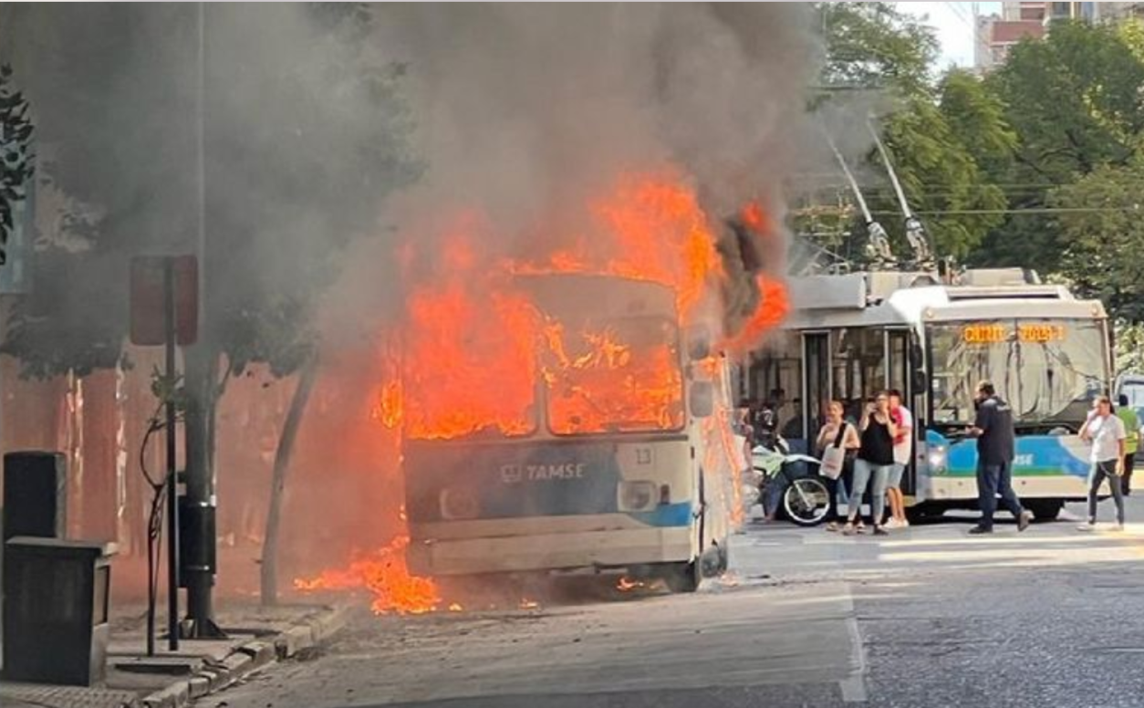 La firma pública Tamsau mantiene la operación provisoria de un servicio que registra constantes quejas por demoras y bajas frecuencias de los ómnibus.