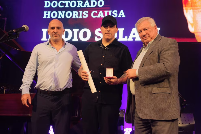 Emiliano Yacobitti, Ricardo Gelpi le entregaron a Gaspar Benegas la distinción para el Indio.