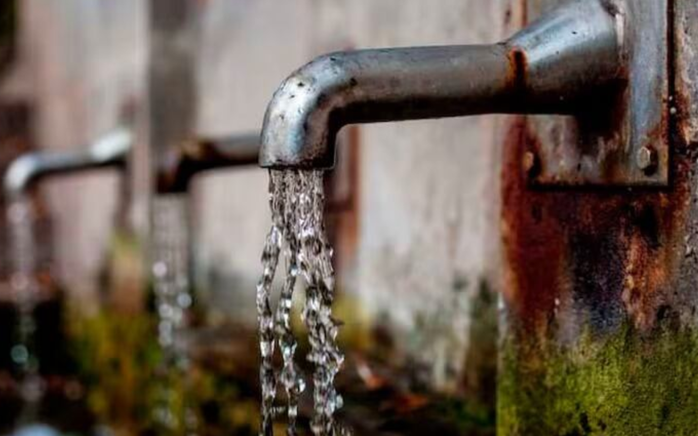 El acceso al agua potable es defendido por la gestión como un derecho fundamental que no puede ser objeto de métodos extorsivos en la negociación comercial.
