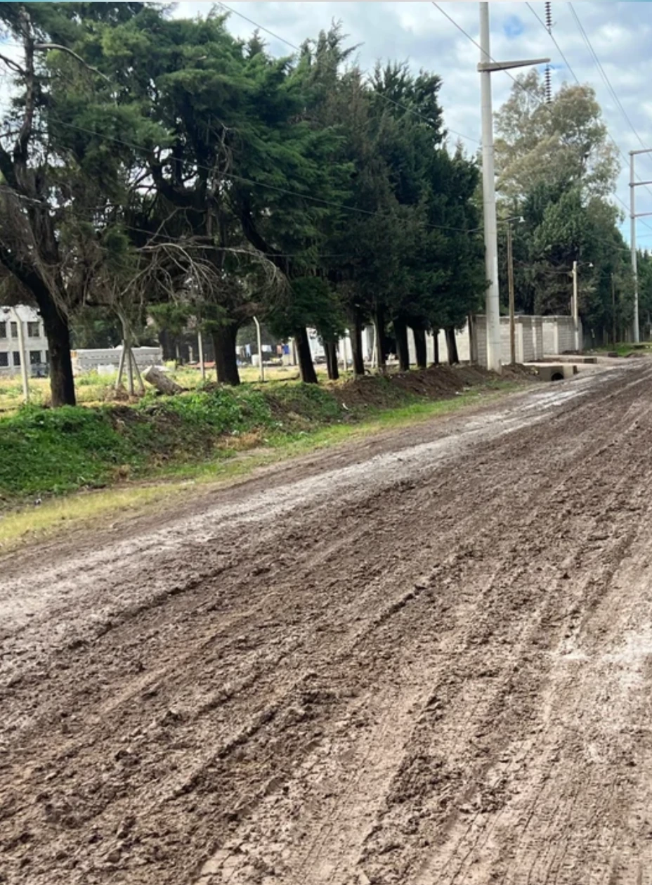 Casi 900 familias del barrio Villa Retiro de Horizonte II enfrentan un aislamiento crítico debido a la ineficiencia de la infraestructura municipal.