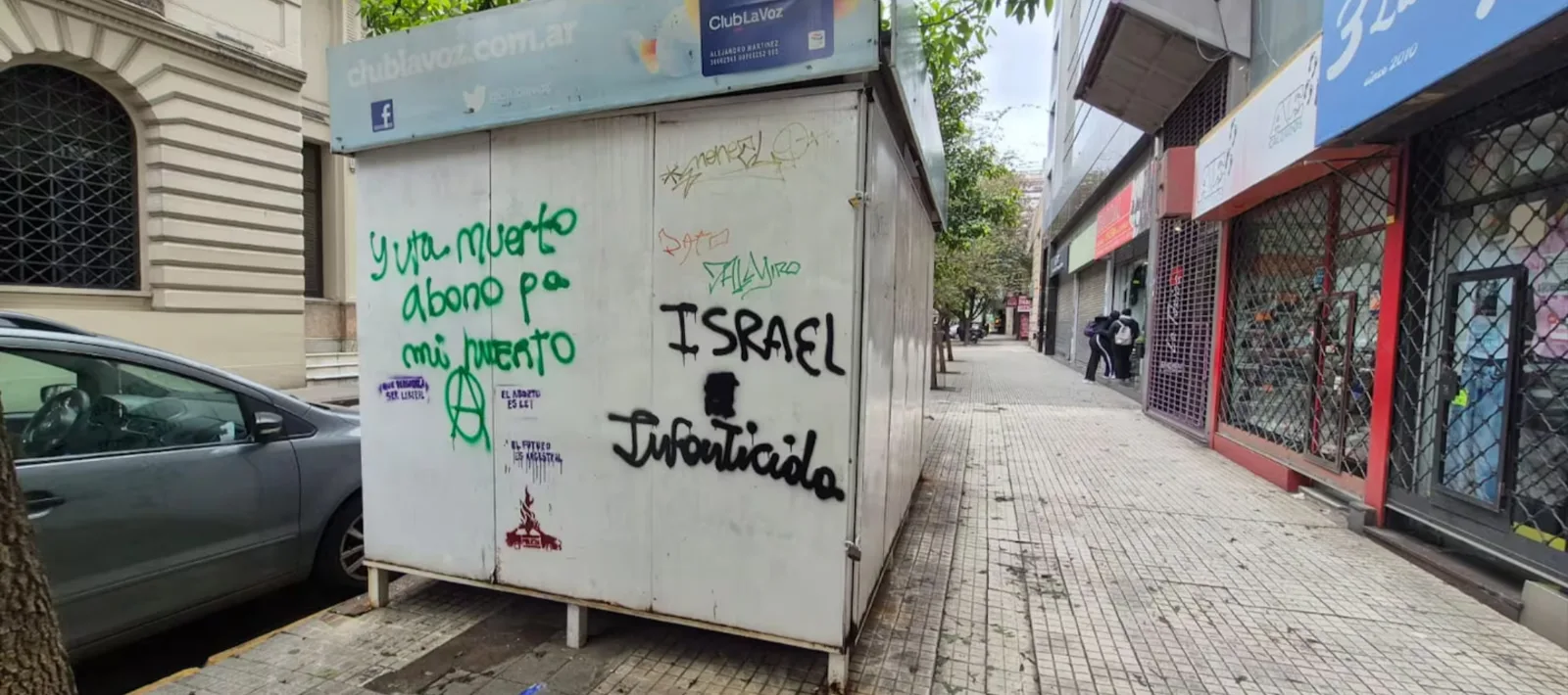Fachadas de instituciones, inmuebles y comercios amanecieron intervenidos con aerosol, sin autorización de sus dueños.
