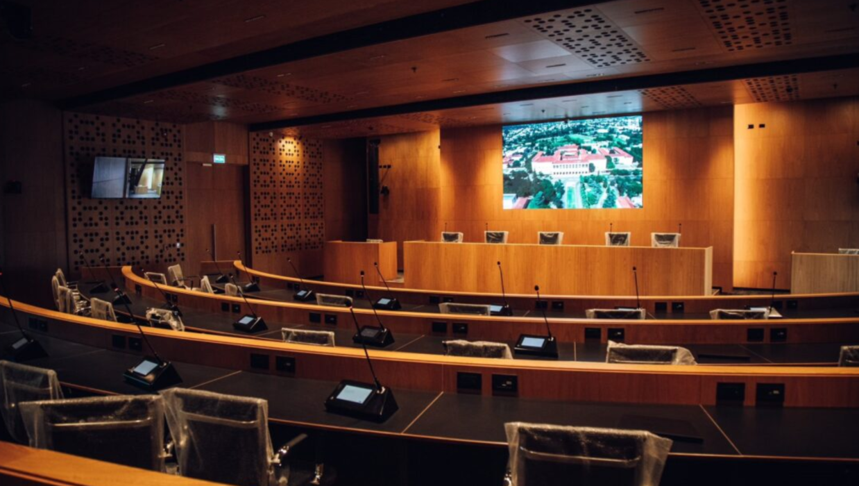 La normativa exige que los naranjitas realicen cursos de capacitación obligatoria en primeros auxilios y resolución pacífica de conflictos institucionales.