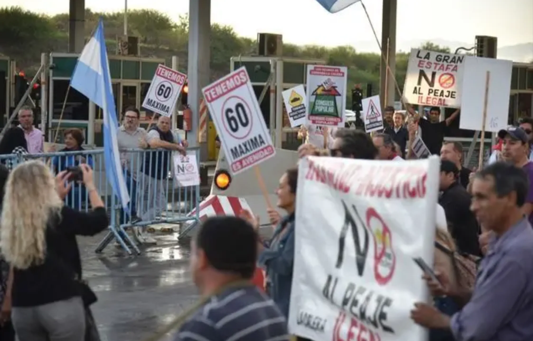 "El peaje nos divide, La Calera nos une.", fue la consigna que se escuchó en la movilización.