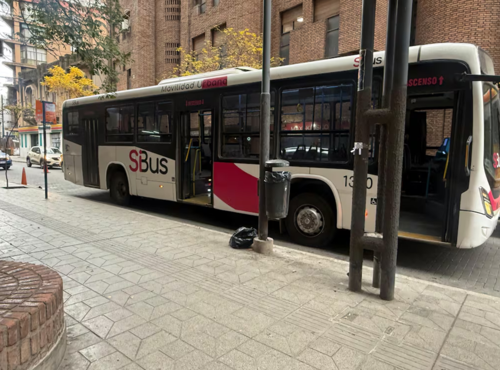 El colectivo de SiBus involucrado en el siniestro.