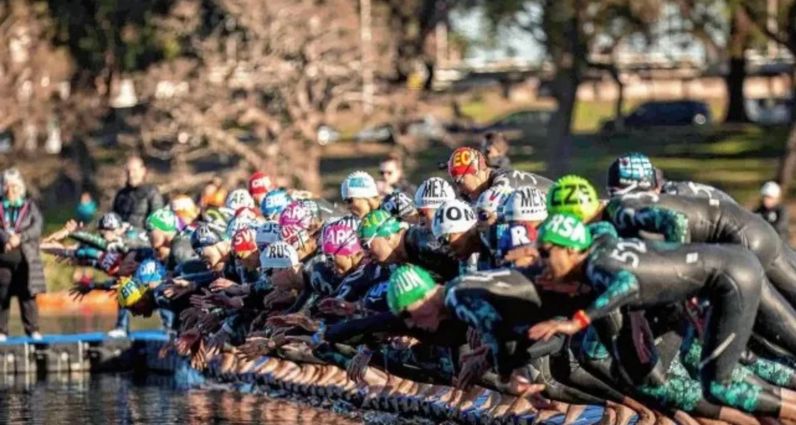 El Mundial Juvenil de Aguas Abiertas se desarrolla en el lago del Parque del Sur de Santa Fe