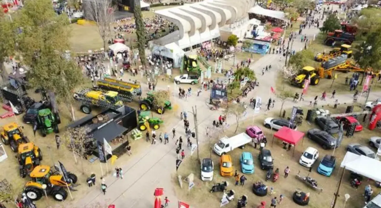 La edición de este año se despliega en un predio ampliado, ya que el sector antes conocido como Club Hípico se convirtió en un patio gastronómico con áreas de descanso y un parque de diversiones.