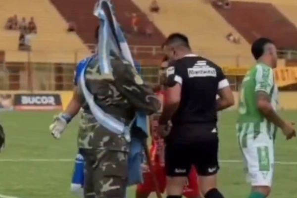 Polémica en el Federal A: un excombatiente de Malvinas denunció que un árbitro le faltó el respeto durante un homenaje