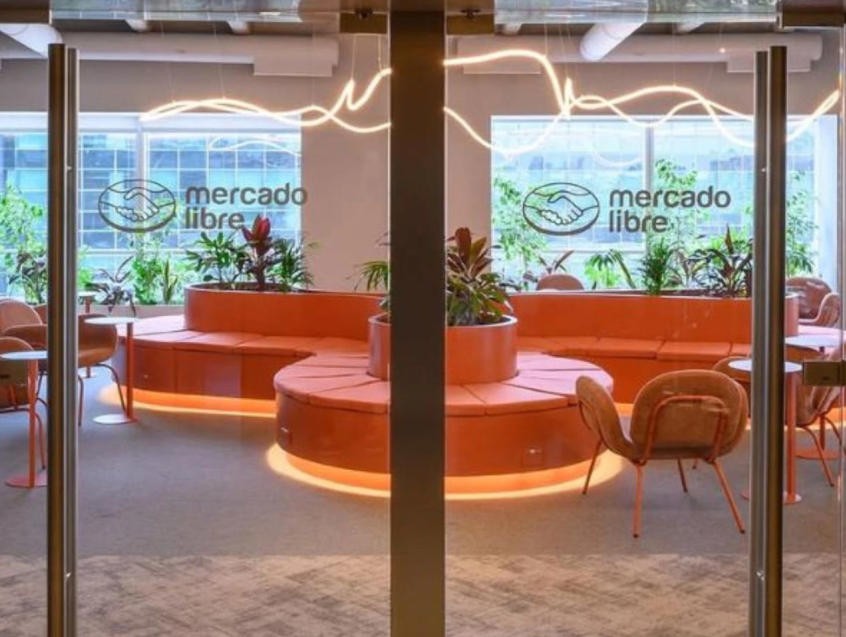 La retirada de la ciudad de Córdoba expone las fallas de un modelo de gestión que expulsó al talento con tasas equivalentes a 24 alquileres mensuales. 