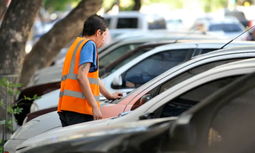 Un informe oficial reveló que la mitad de las entidades inscriptas para controlar el estacionamiento en la ciudad están actualmente suspendidas.