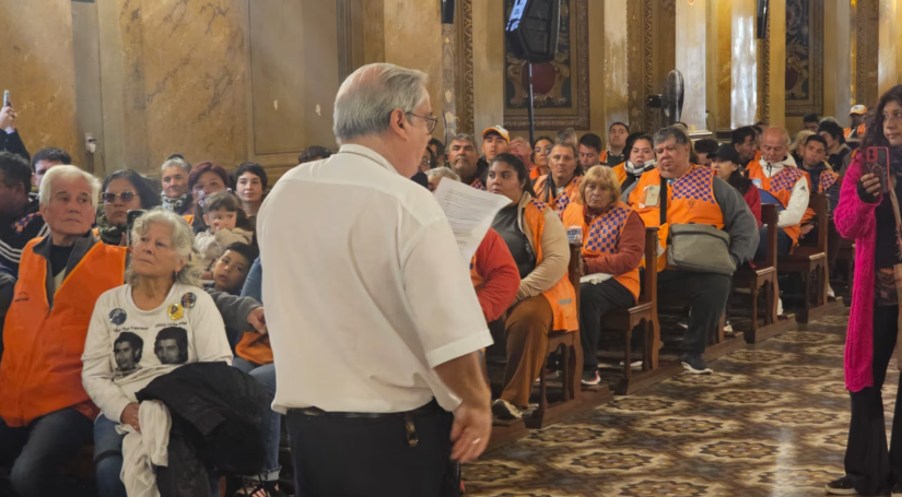 La gestión municipal ignora el reclamo de miles de cordobeses que son rehenes diarios de un sistema de cobro ilegal avalado por el Arzobispo. 