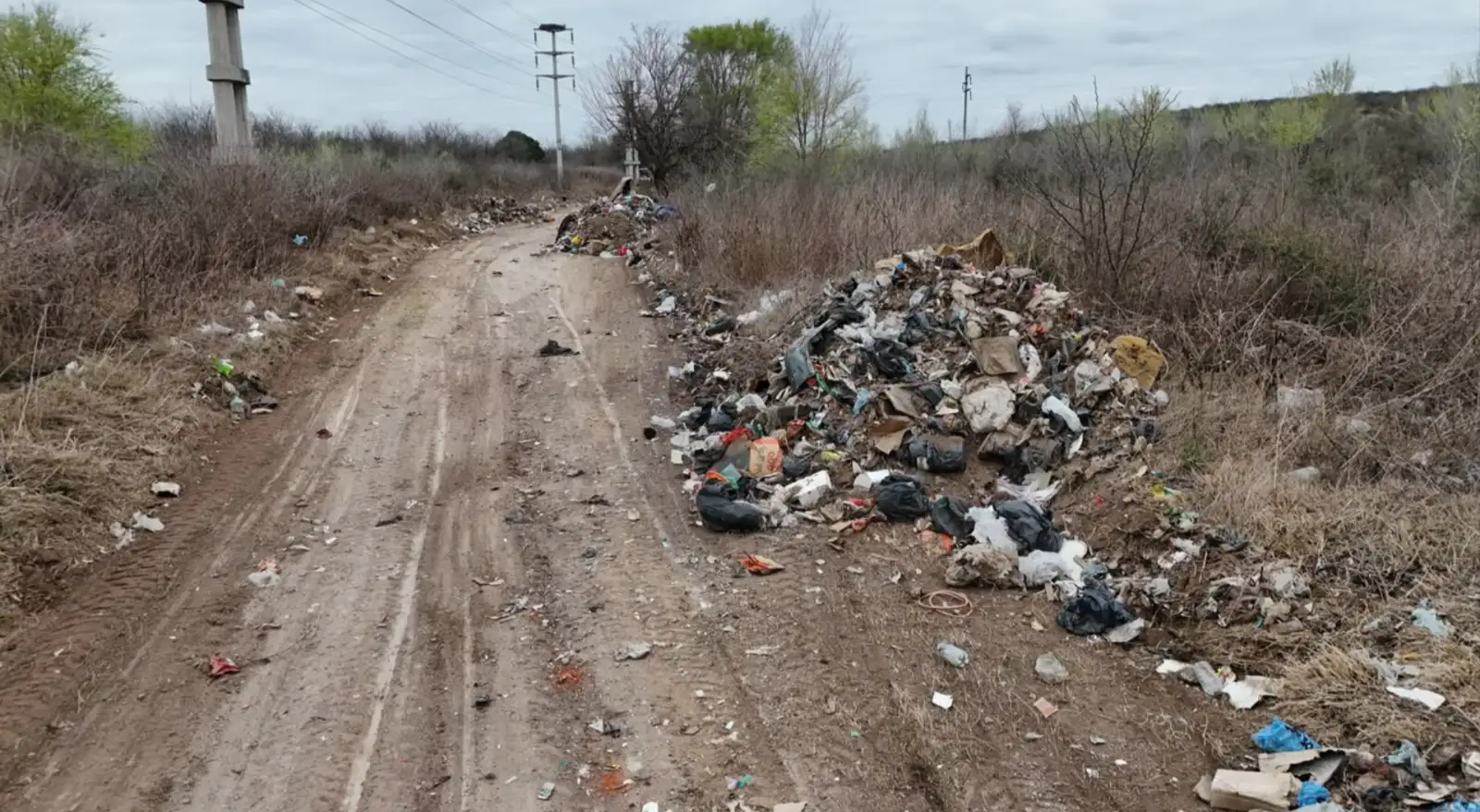 La Municipalidad de La Calera comenzó este miércoles las tareas de limpieza del basural formado sobre la Ruta Provincial E-64 junto al Ejército Argentino y la Administración de Parques Nacionales.