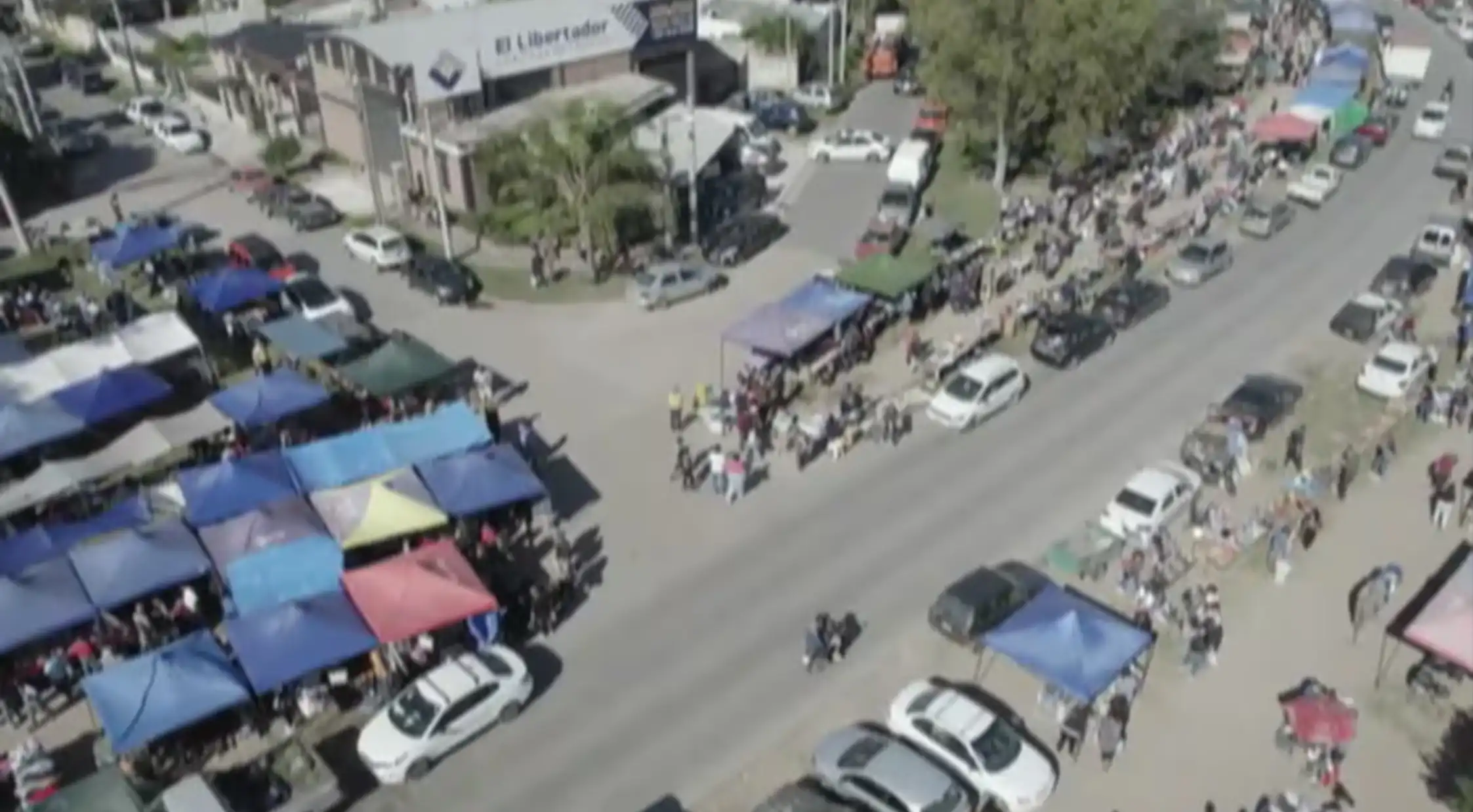 La Municipalidad de Córdoba desalojó 450 puestos informales que se ubicaban en la Feria de Armada Argentina desde hacía 4 años y medio.