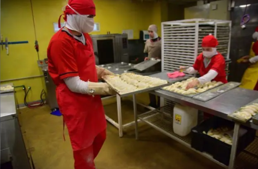 La fábrica procesa entre 80.000 y 90.000 unidades diarias para cumplir con sus compromisos corporativos y su red de 87 franquicias activas.