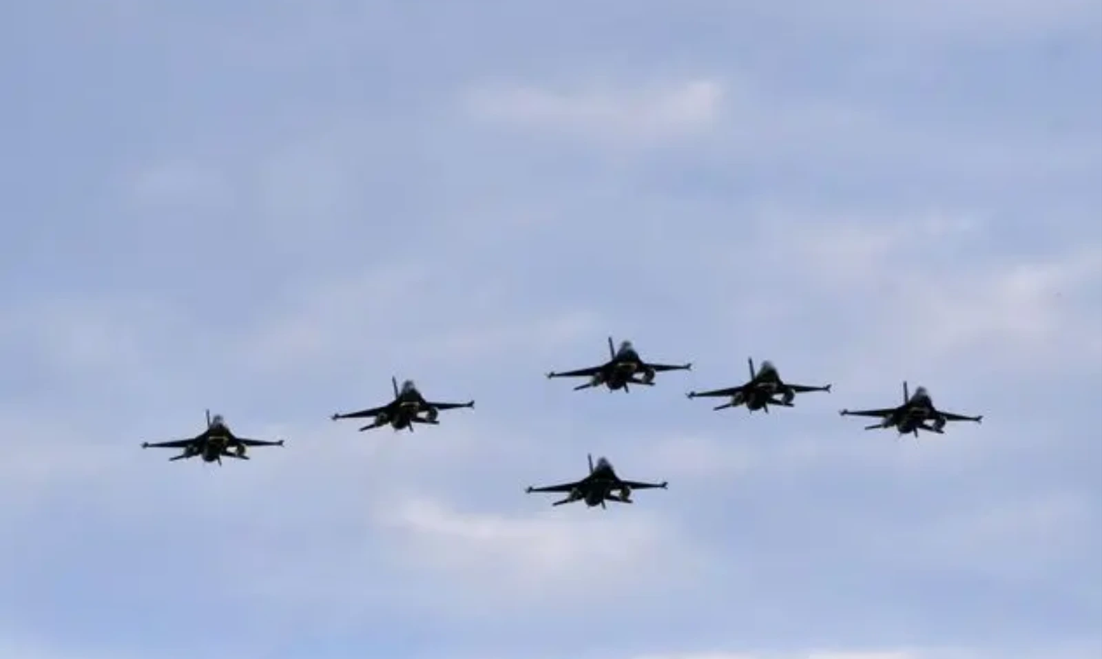 Otros seis aviones de combate F-16 Fighting Falcon adquiridos por Argentina a Dinamarca llegaron este martes al Área Material Río Cuarto