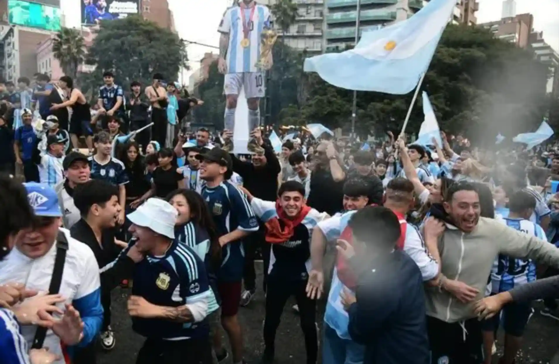 Los festejos por el pase a la final de la Argentina colmaron el Patio Olmos