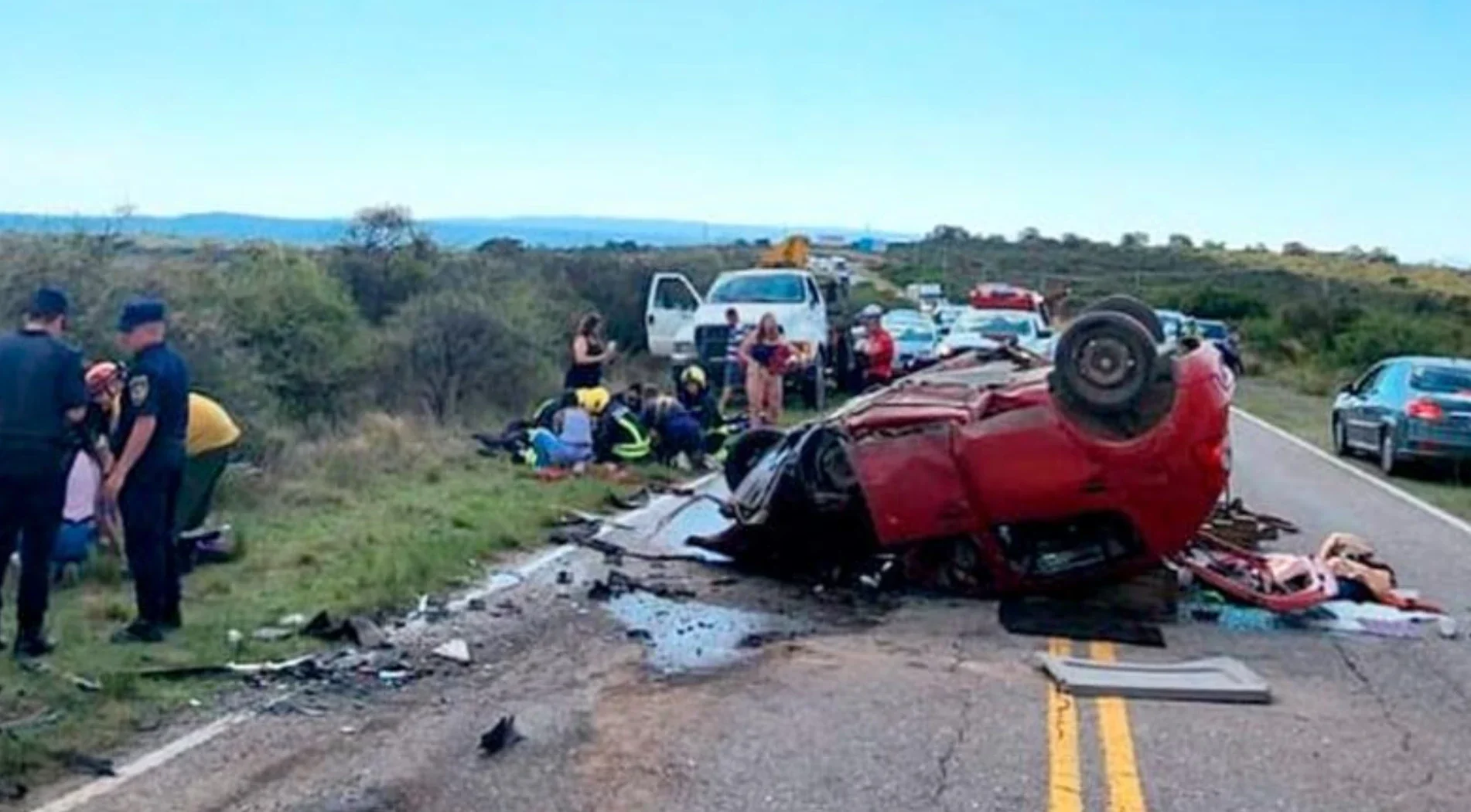 La causa es por el impacto de frente contra un automóvil Renault Sandero conducido por la docente Alejandra Bengoa, de 56 años, quien perdió la vida de manera instantánea en el lugar.