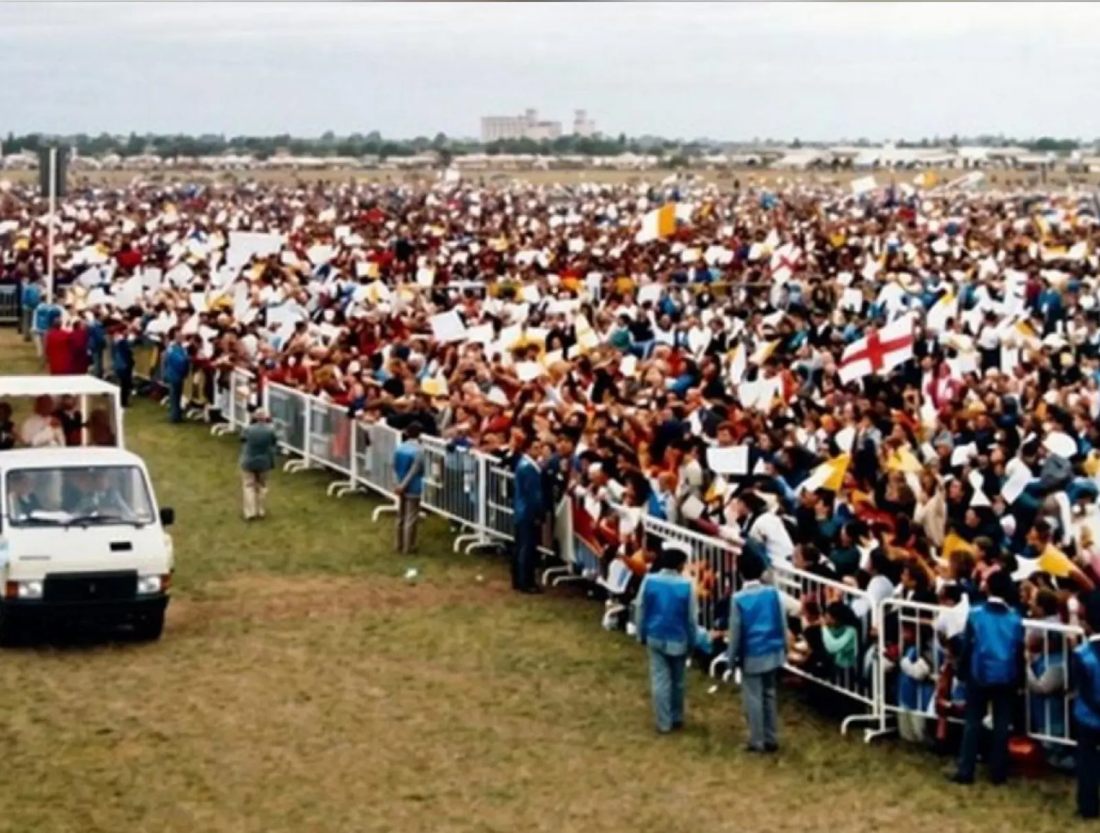 Archivo de la última visita de un Papa a Córdoba, Juan Pablo II en abril de 1987, cuando también fue recibido en FAdeA