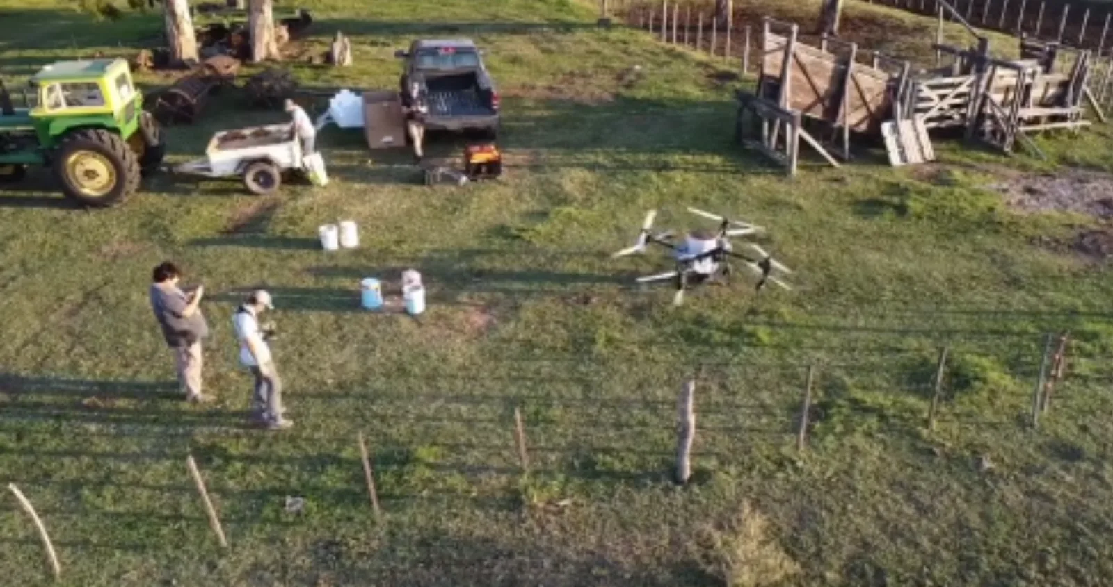 Drones de Vectoragro aplicando en un campo de Córdoba.