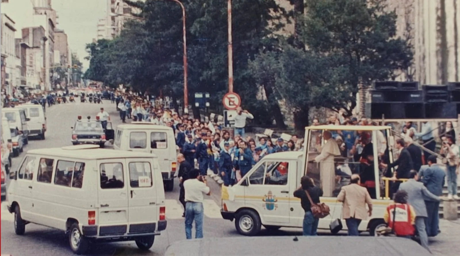 El recorrido del Papa será desde el aeropuerto por la avenida Circunvalación, para luego avanzar por avenida Colón en dirección al centro, a bordo de un papamóvil.