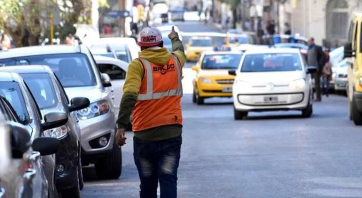 El proyecto oficialista contempla que los cobros de estacionamiento se realicen mediante plataformas digitales para evitar el uso del efectivo.