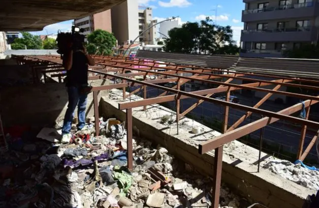 Los dueños de las unidades funcionales sostienen que terminar la torre eliminará el peligro de desprendimiento de materiales hacia la vía pública.