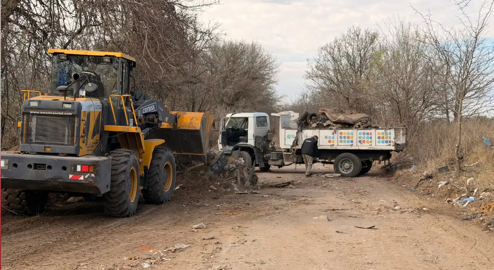 La Municipalidad de La Calera, junto al Ejército Argentino y la Administración de Parques Nacionales, inició la limpieza y remediación del basural formado sobre la Ruta Provincial E-64