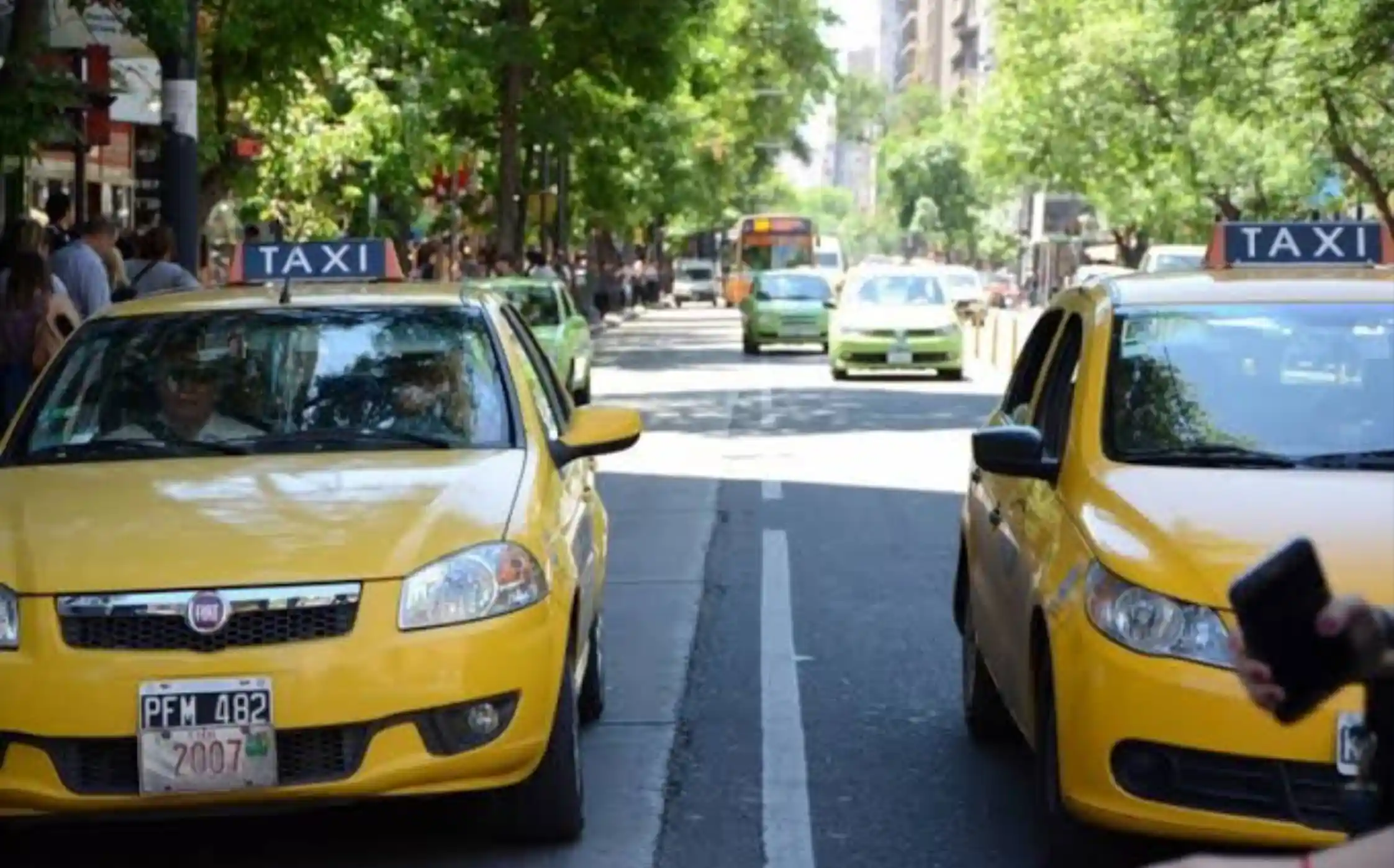 La medida del Concejo Deliberante abarcará a 2.300 taxis y 500 remises actualmente en circulación.