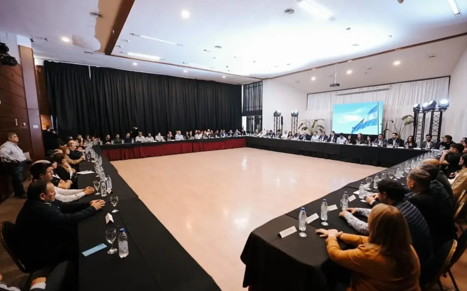 Más de 50 municipios de Córdoba participaron de una reunión con las autoridades del Banco de Inversión y Comercio Exterior (BICE).