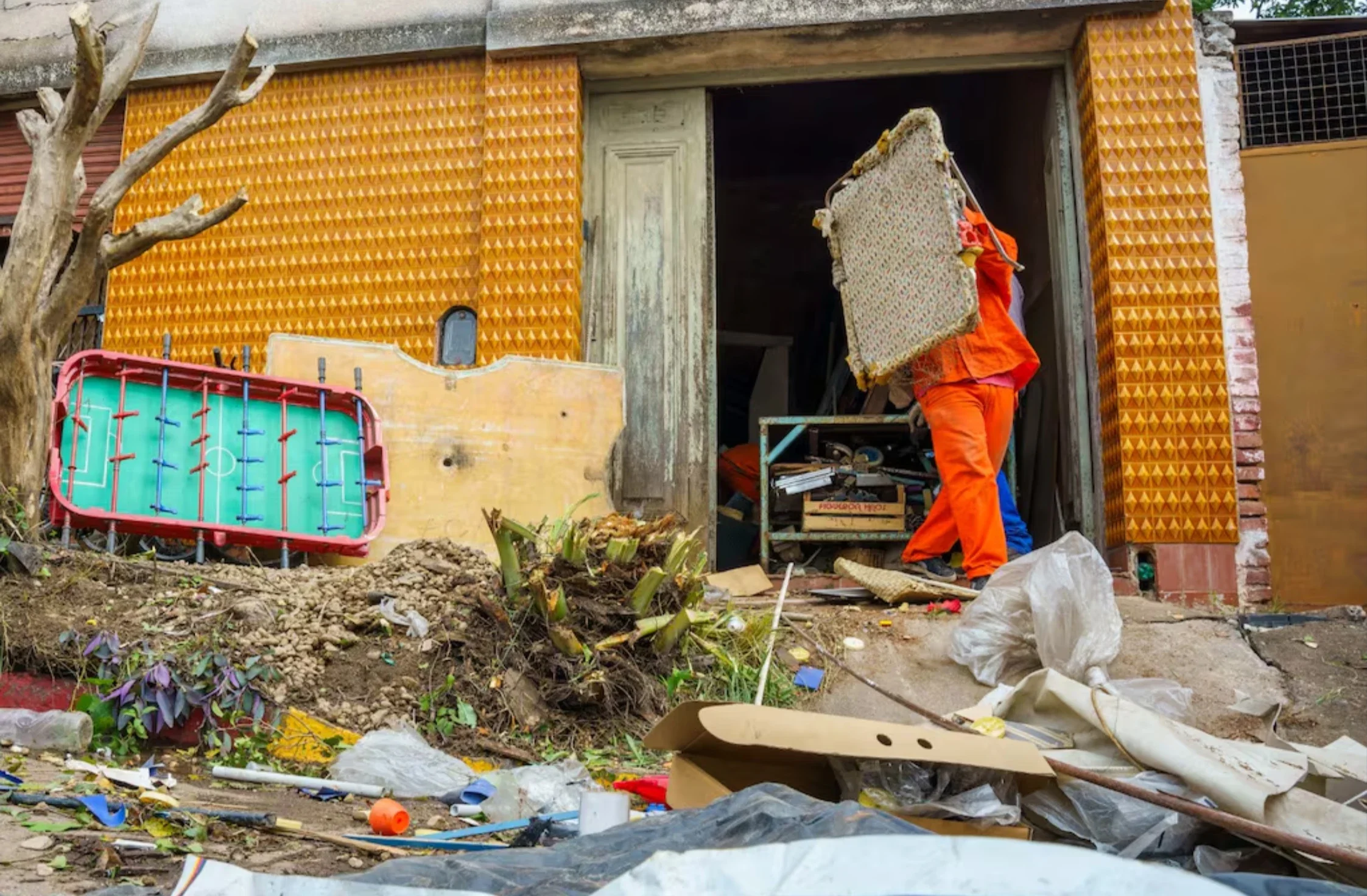 Retiraron 805 toneladas de basura de una vivienda particular ubicada en barrio Alberdi.