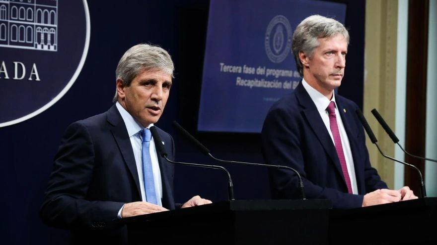 Luis Caputo y Santiago Bausili.