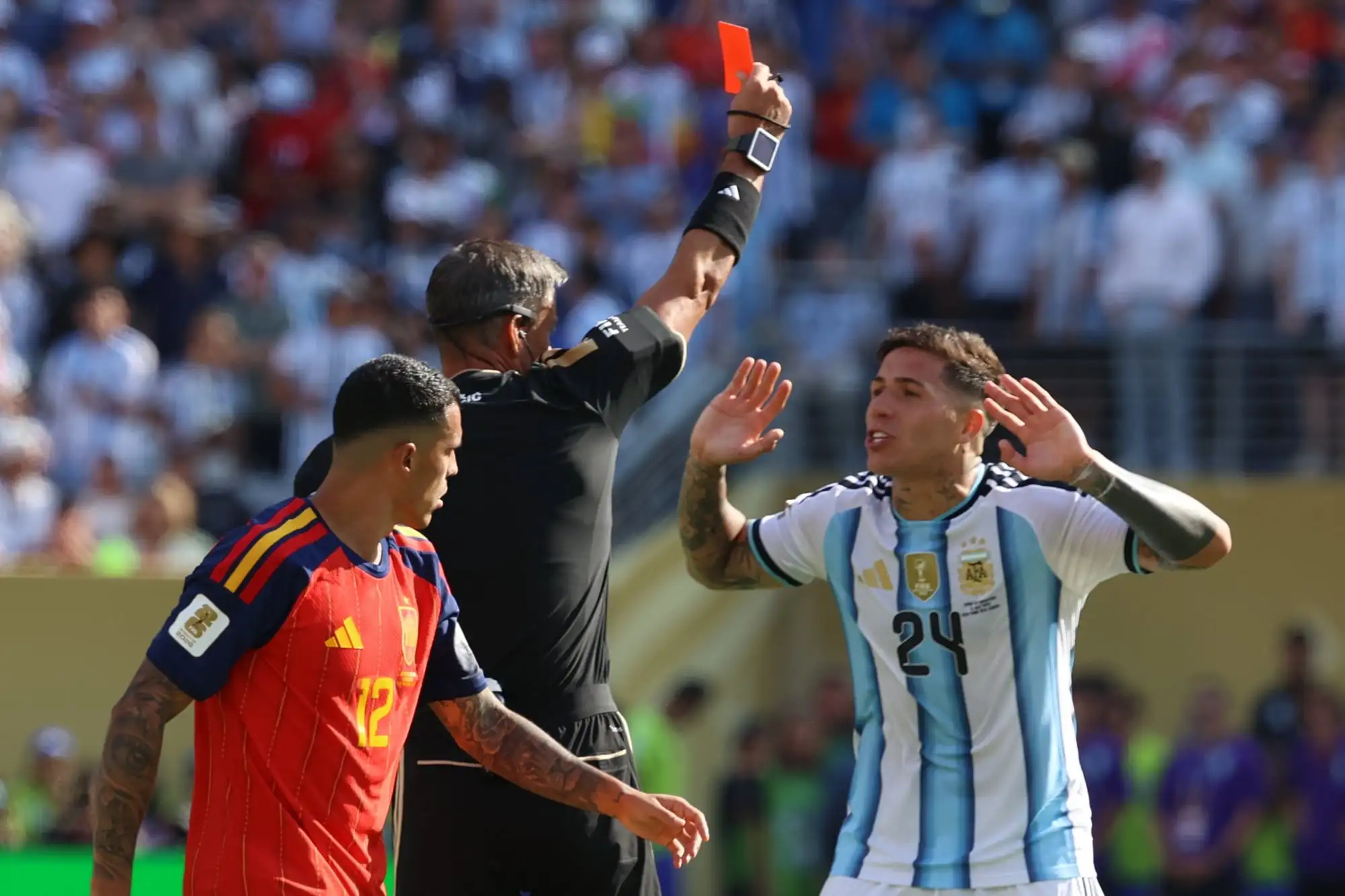 Enzo Fernández vio la roja por una primera amarilla que no tendría que haber sido sancionada