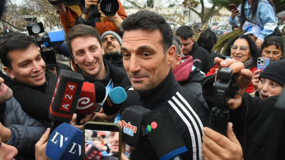 Scaloni no paró de recibir gente desde su llegada a Pujato