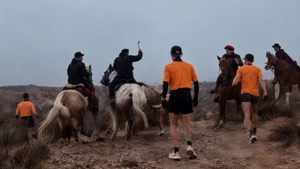 Mapuches agrediendo a los corredores