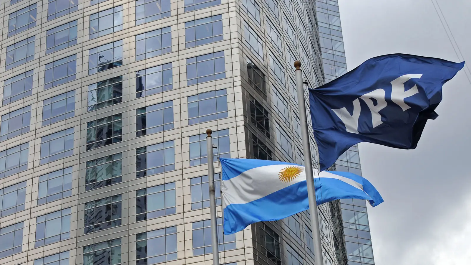 Bandera de Argentina y de YPF.