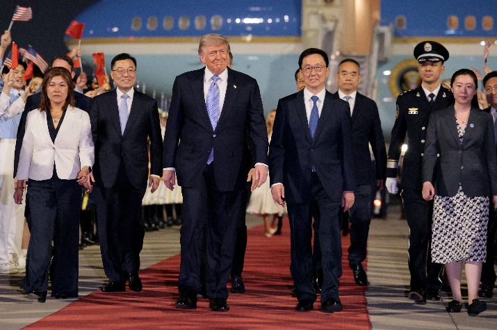 Under a climate of maximum security and popular fervor, China welcomed Trump and his entourage with honors.