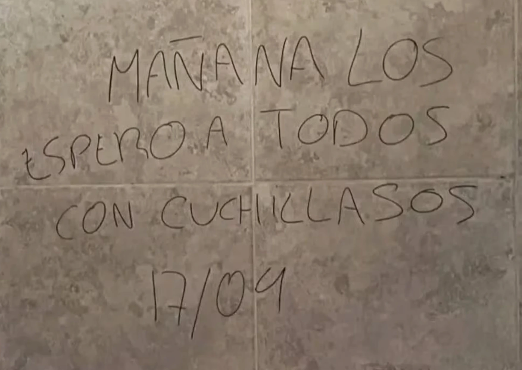 El modus operandi de las amenazas se repite a lo largo de todo el país: pintadas en las paredes de los baños o espacios de uso común en los establecimientos.