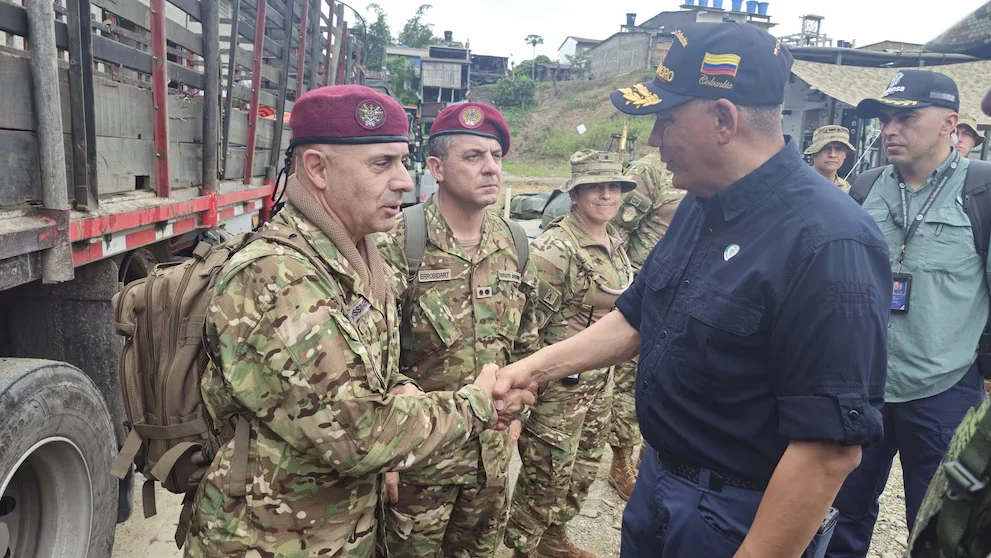El ministro de Defensa de Colombia y un oficial del Ejército Argentino