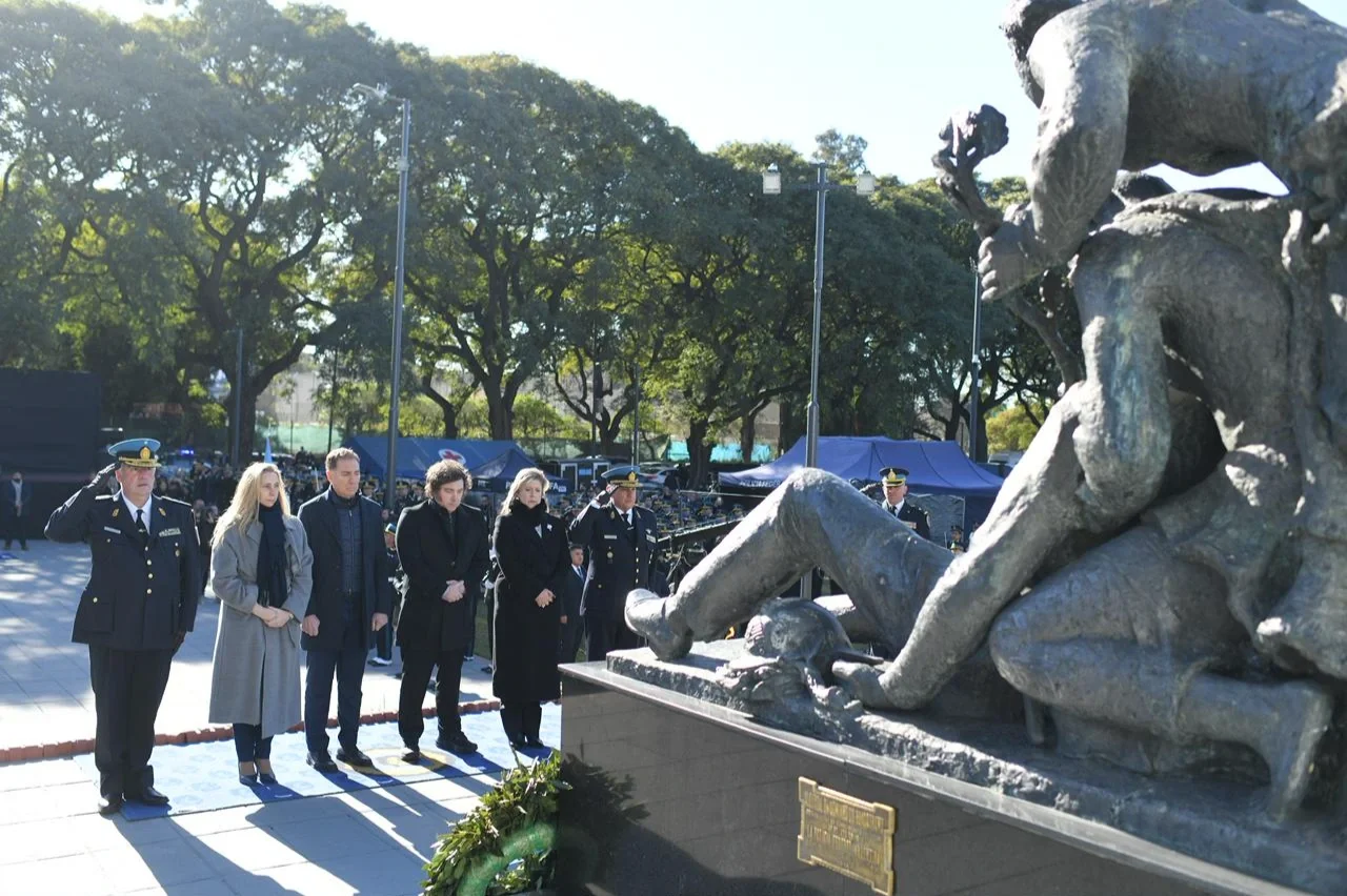 Javier Milei encabezó el homenaje a policías caídos y ratificó el respaldo del Gobierno a las fuerzas de seguridad
