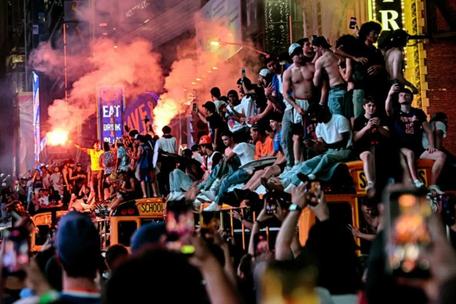 Chaos in New York after the Knicks' victory: destruction, fires, and arrests