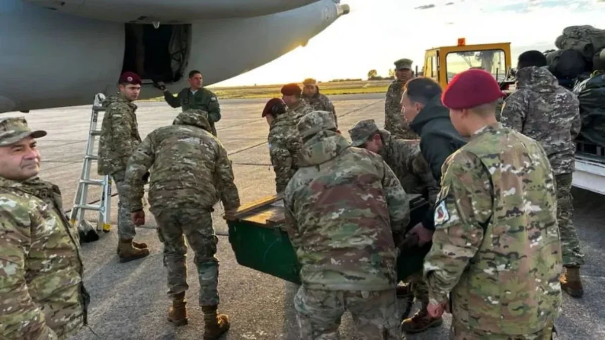 The Argentine personnel departed with supplies for the rescue mission