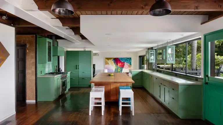 La cocina fue pensada para combinar con la naturaleza del exterior