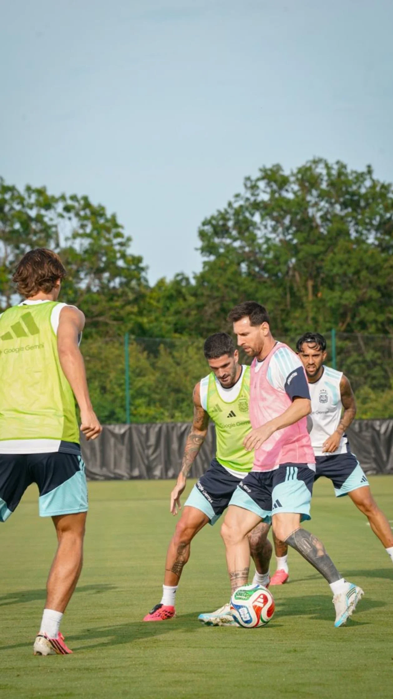Lionel Messi dándolo todo en los entrenamientos de la Selección