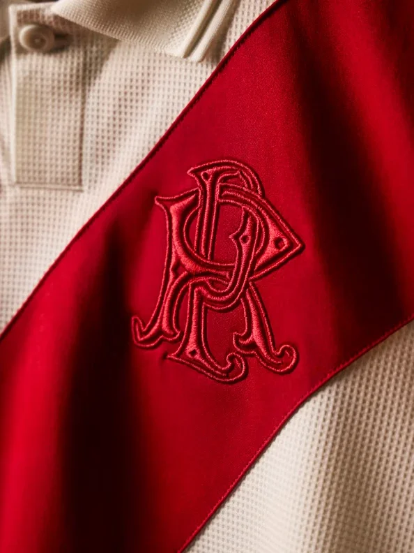 La camiseta utiliza uno de los primeros escudos de River