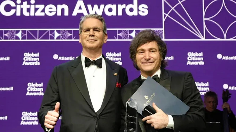 Scott Bessent junto a Javier Milei.