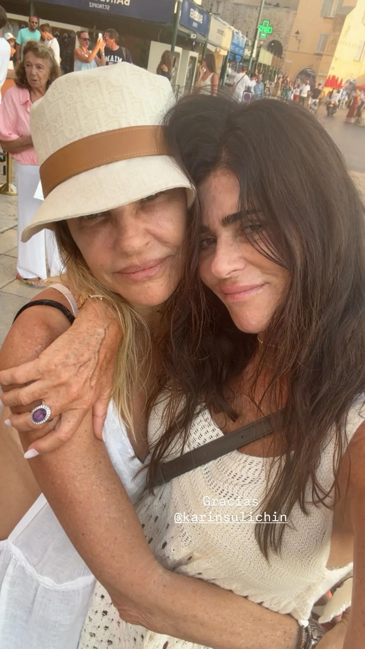 La mujer estaría junto a sus íntimas amigas