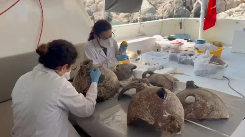 Las ánforas fueron recuperadas y llevadas a bordo del buque de investigación