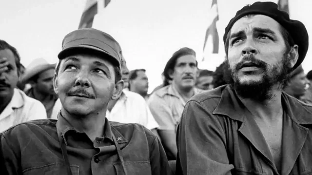 Raúl Castro junto a su hermano y también dictador Fidel.