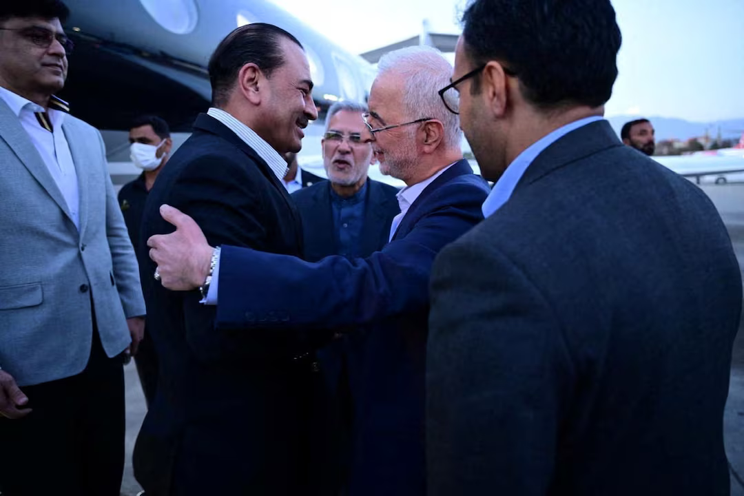 The diplomatic team of the Iranian regime meets with the mediators from Pakistan.