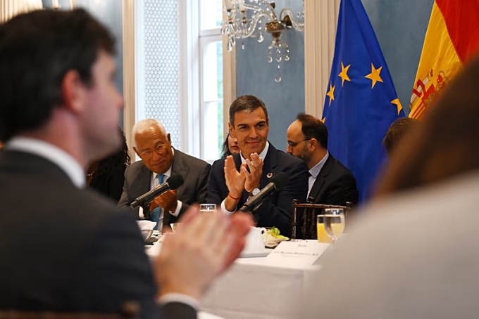 El alcalde comunista agasajó a Sánchez con un almuerzo oficial.